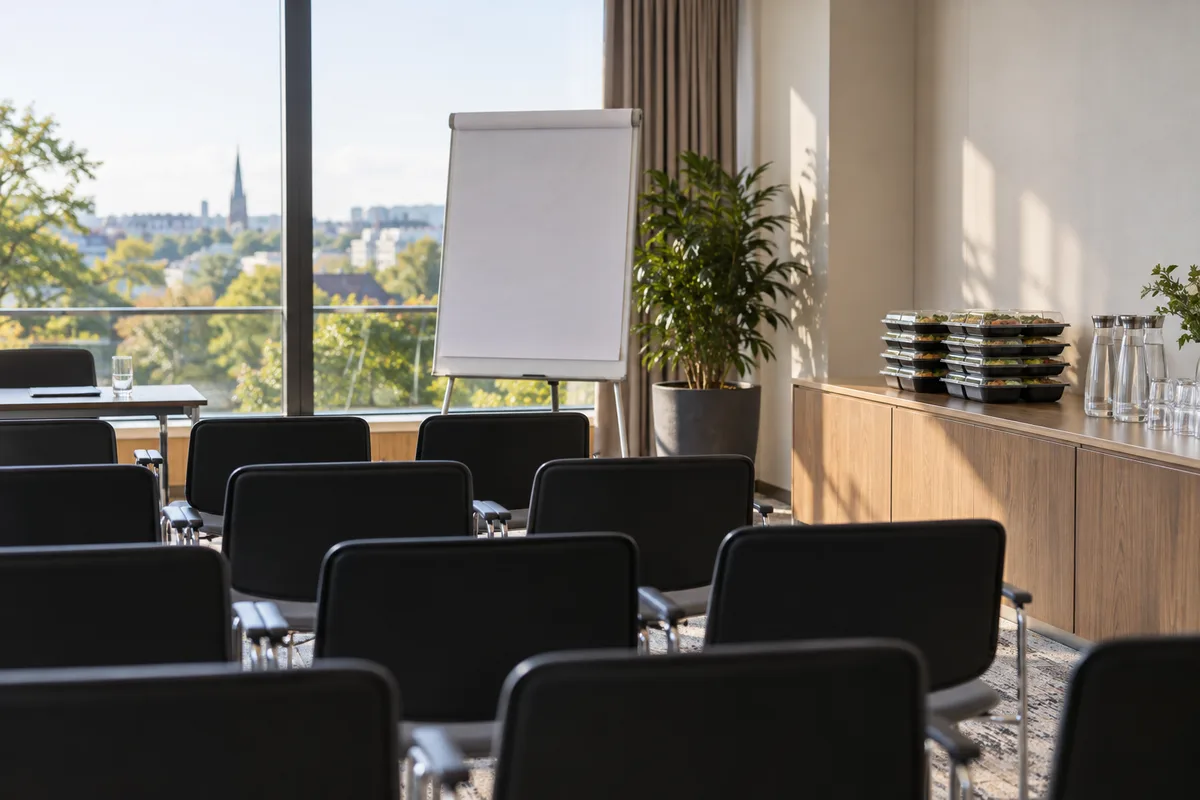 Salle de formation vue du fond avec des plateaux-repas posés sur une console